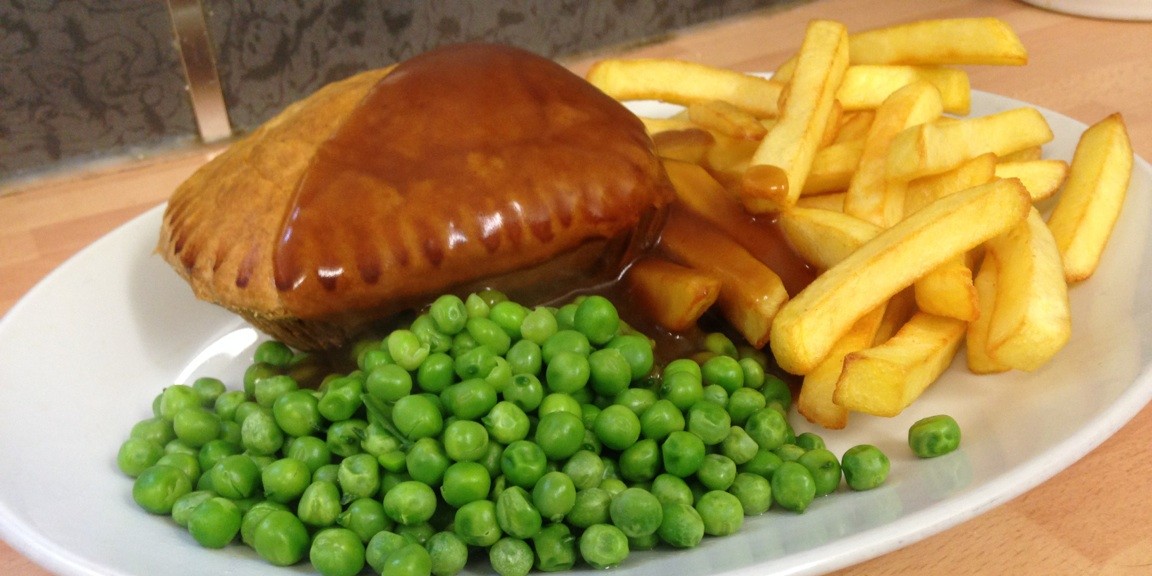 The Singing Kettle - Homemade Steak Pie Chips and Peas