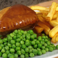 The Singing Kettle - Homemade Steak Pie Chips and Peas